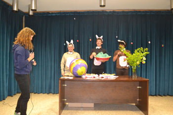 Momento de la presentación de los Conejos de Pascua.